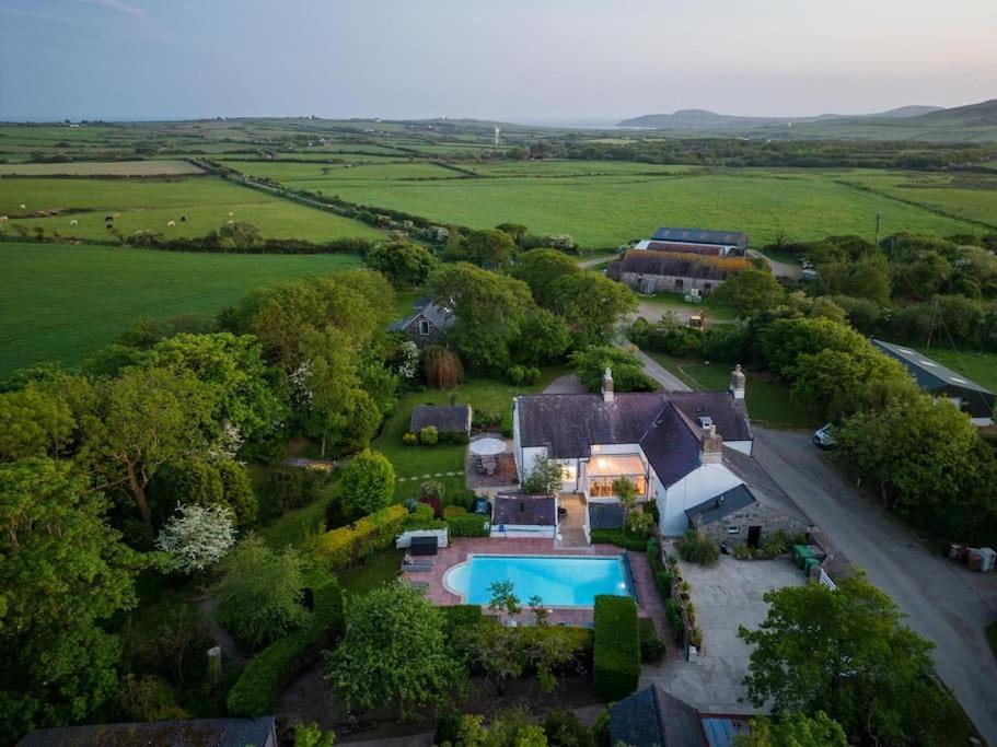 Rhiw Plas Newydd With Swimming Pool, Fire Pit, And Log Firesヴィラ エクステリア 写真